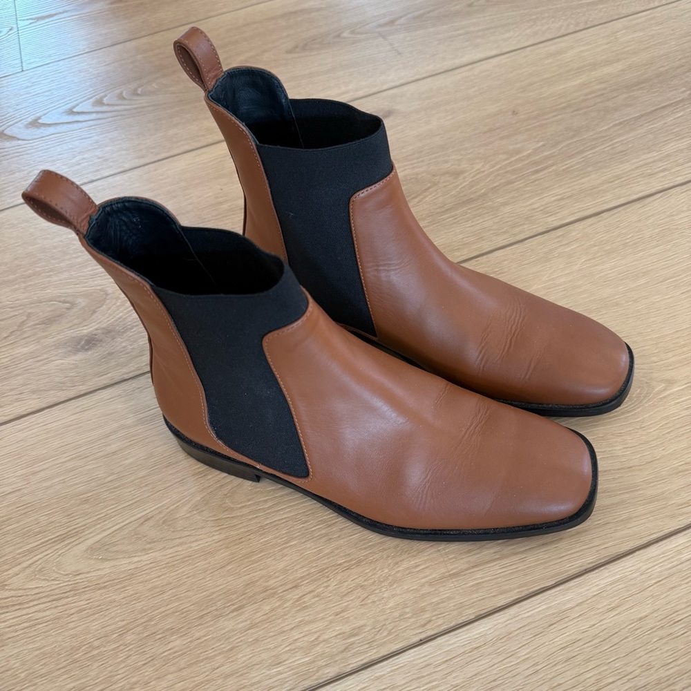 Everlane Women’s Brown Leather Chelsea Boots